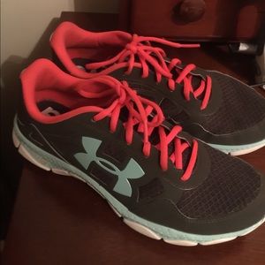 Under armour ladies tennis shoes size 10